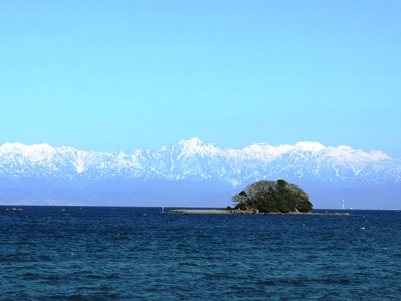 海越しの立山連峰