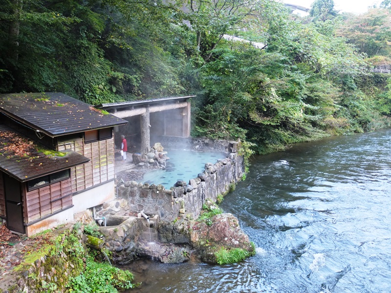 川沿いの露天風呂