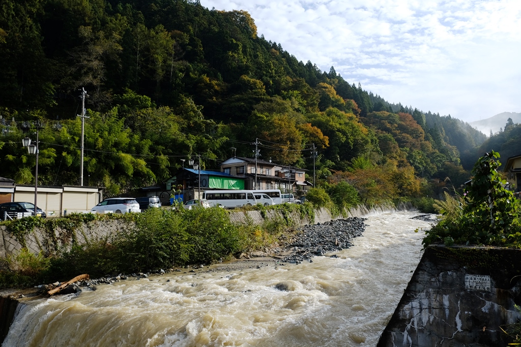増水した横湯川